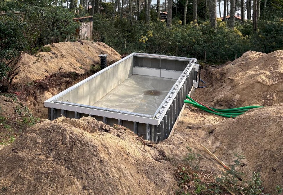 Construction d'une piscine classique en béton par Le Bassin Bleu